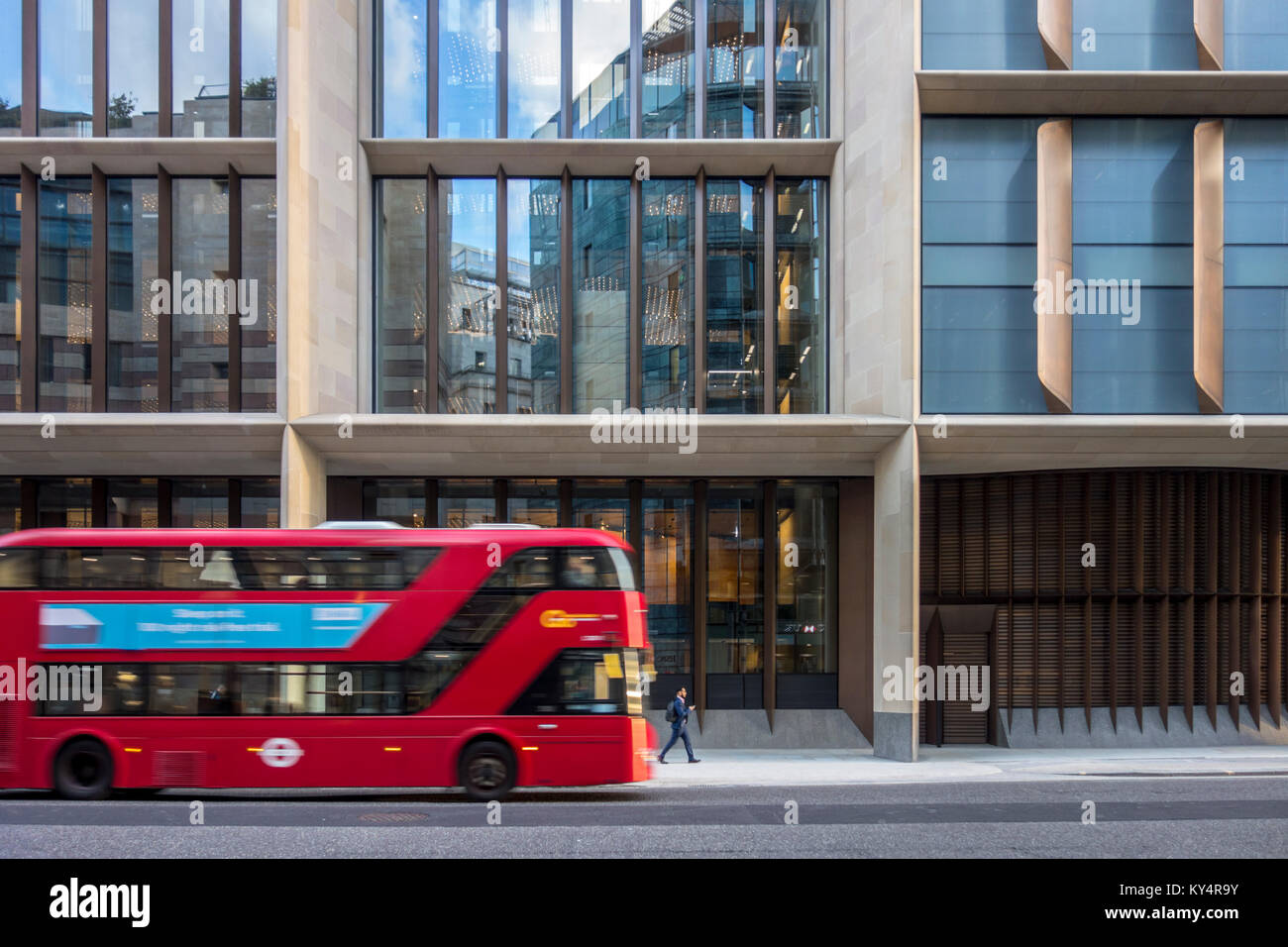 Red London Bus und Bloomberg London, Bloomberg die neue Europazentrale von Norman Foster Foster+Partners, London, UK Stockfoto