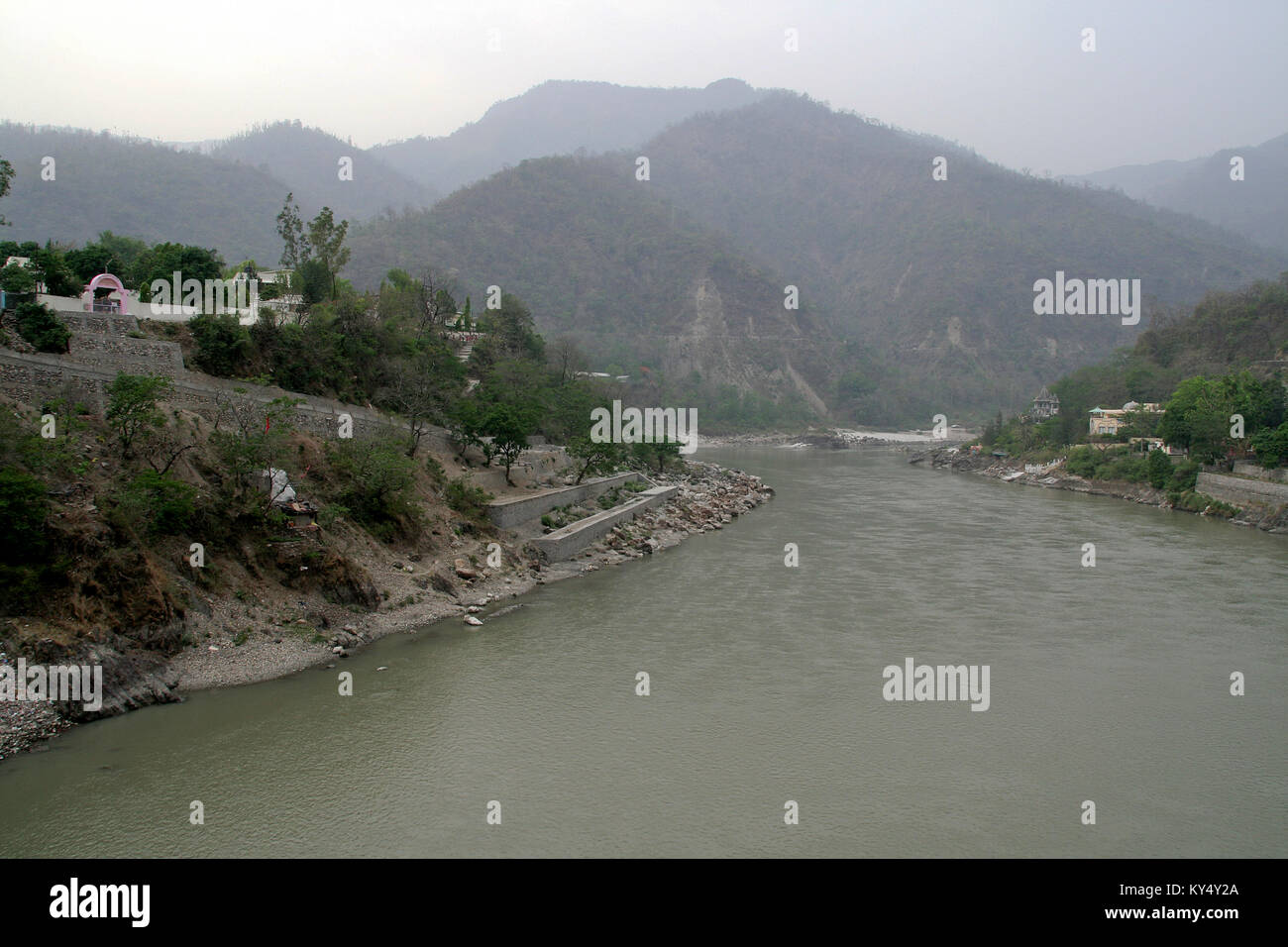Nach fließt durch die bergige Region, Flusses Ganga beginnt Ihre Reise in den Ebenen in der Nähe von Rishikesh in Uttarakhand, Indien, Asien Stockfoto