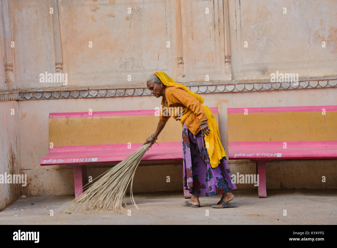Reiniger an der alten Galtaji Monkey Tempel, Jaipur, Indien Stockfoto