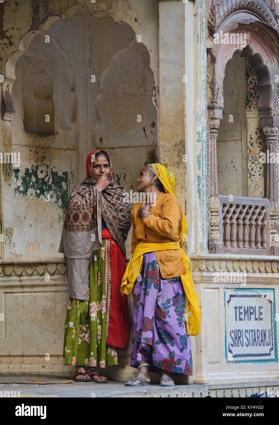 Indische Frauen in der antiken Galtaji Monkey Tempel, Jaipur, Indien chatten Stockfoto