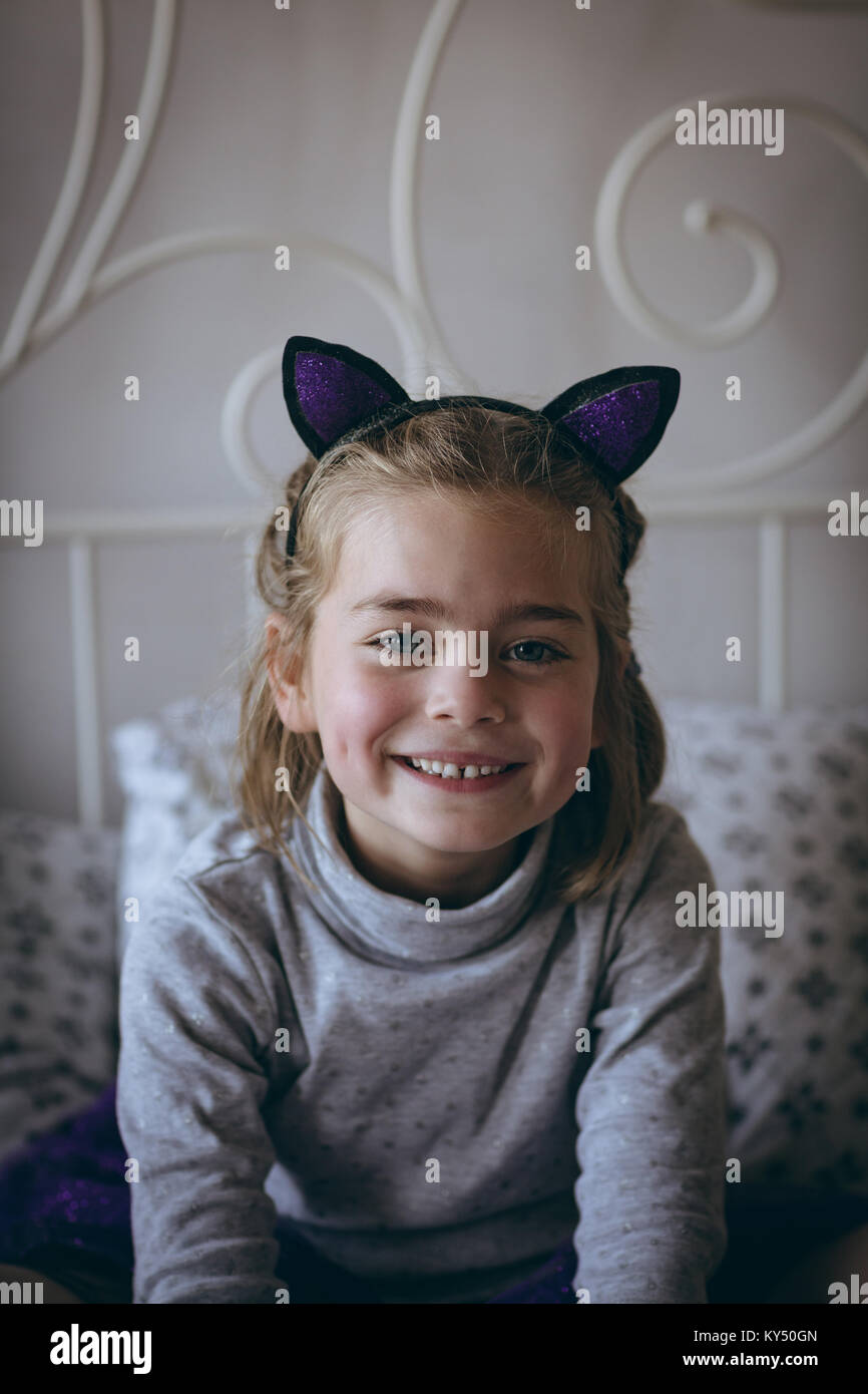 Porträt Der Lächelnde Mädchen Sitzen Auf Dem Bett Stockfotografie Alamy