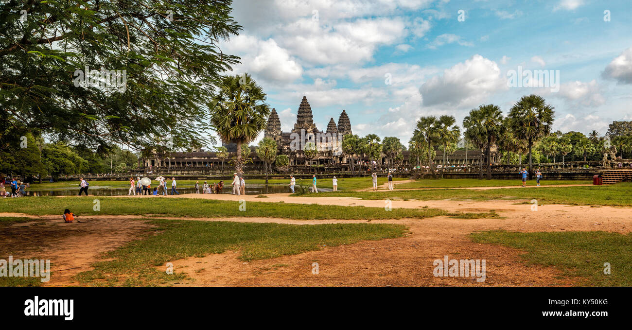 Panorama der wichtigsten buddhistischen Tempelanlage von Angkor Wat aus dem 12. Jahrhundert mit Touristen im Vordergrund in Siem Reap, Kambodscha. Stockfoto