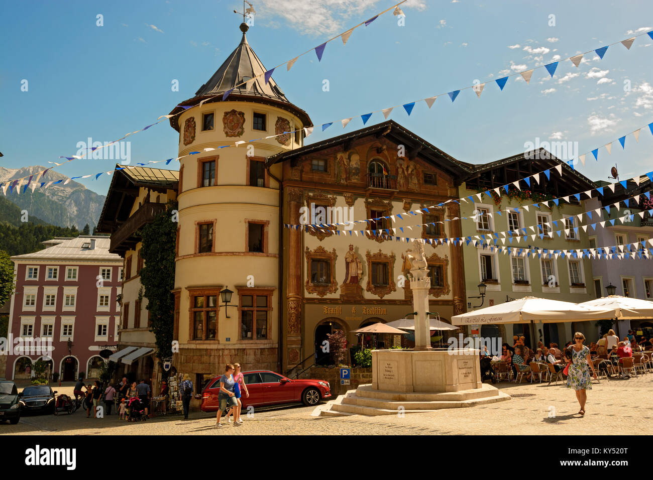 Platz mit Wimpeln in Berchtesgaden, Deutschland Stockfoto