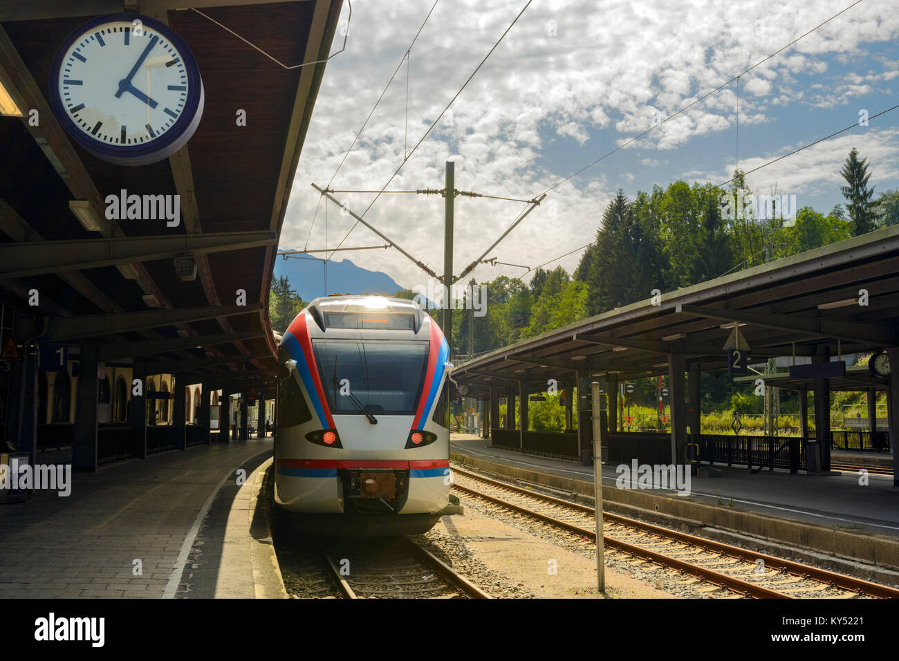 Elektrische S-Bahn am Bahnhof Berchtesgaden Stockfoto