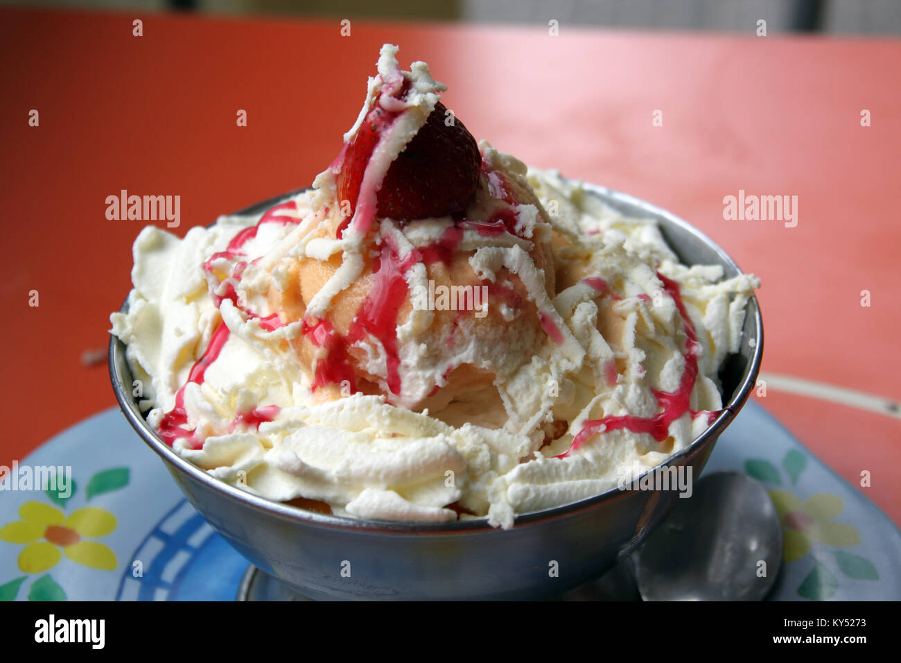 Eis und Berry in Eisen Gap auf dem Tisch Stockfoto