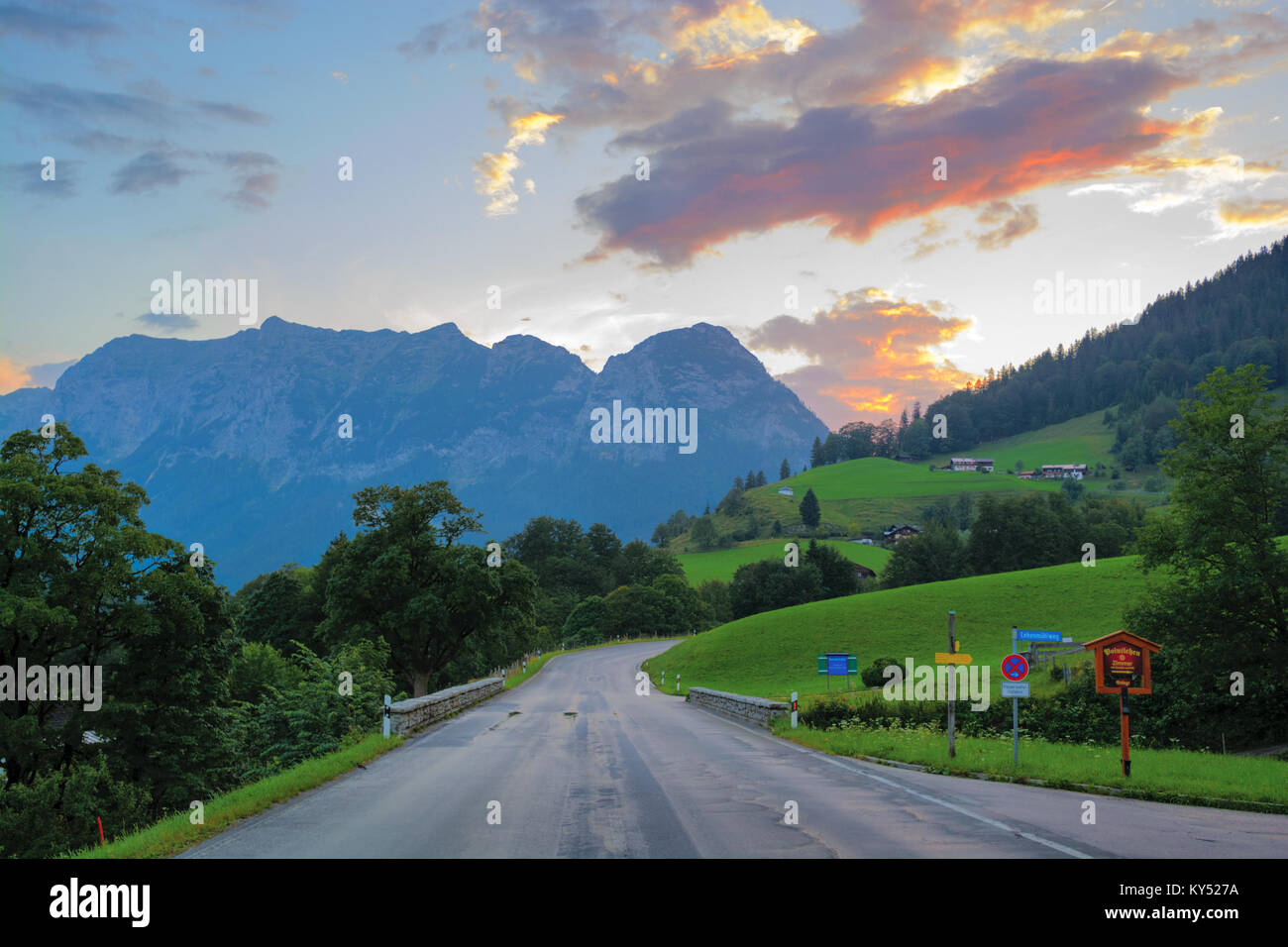 Alpenstrasse Straße in Deutschen Alpen in der Nähe von Ramsau im Sonnenuntergang Stockfoto