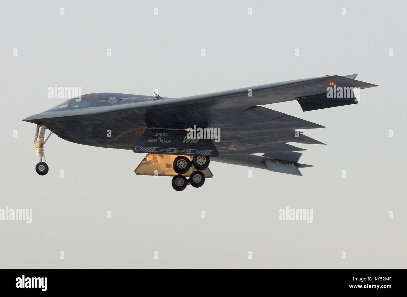 Northrop Grumman B-2 Spirit Stealth Bomberflugzeug namens Spirit of New York landet bei Sonnenuntergang bei Regen auf der RAF Fairford. Spirit of New York Grim Reapers Stockfoto Northrop Grumman B-2 Spirit Stealth Bomberflugzeug namens Spirit of New York landet bei Sonnenuntergang bei Regen auf der RAF Fairford. Spirit of New York Grim Reapers Stockfoto