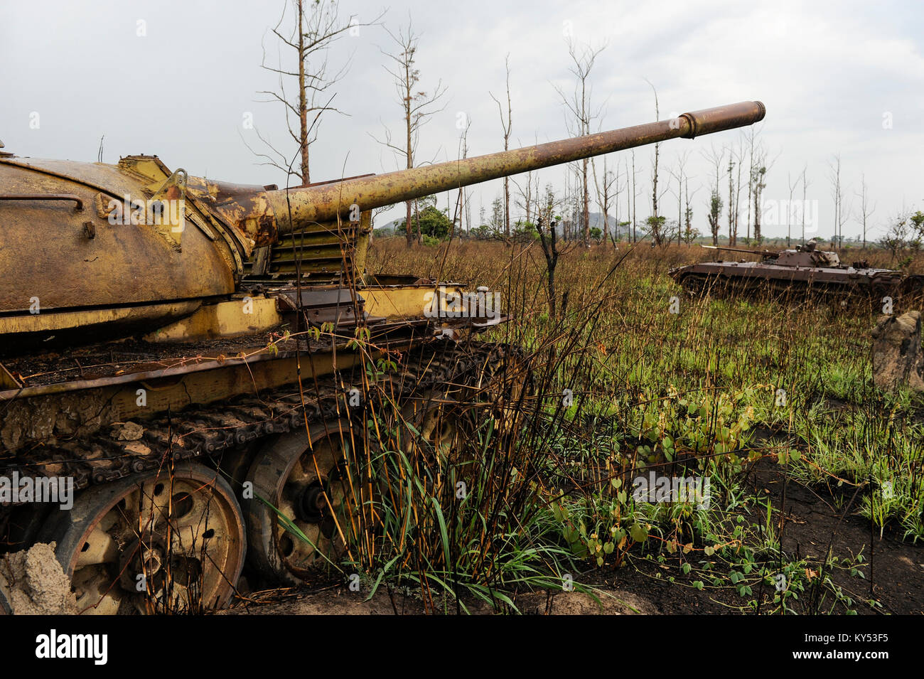 ANGOLA, Kwanza Sul, Wrack des alten sowjetischen russischen Kampfpanzers T-54 und BMP-1 aus dem Bürgerkrieg zwischen MPLA und UNITA nahe Quibala, einige Gebiete verfügen über Landminen und machen Landwirtschaft unmöglich / ANGOLA, Panzerwrack aus dem Buergerkrieg 1975 - 2002 zwischen MPLA und UNITA bei Quibala, Einige Landstriche sind immer noch mint und lassen keine Landwirtschaft zu Stockfoto