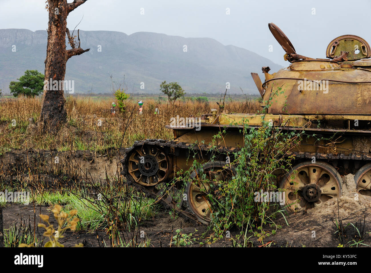 ANGOLA, Kwanza Sul, Wrack des alten sowjetischen russischen Kampfpanzers T-54 aus dem Bürgerkrieg zwischen MPLA und UNITA bei Quibala, einige Gebiete verfügen über Landminen und machen die Landwirtschaft unmöglich / ANGOLA, Panzerwrack aus dem Buergerkrieg 1975 - 2002 zwischen MPLA und UNITA bei Quibala, Einige Landstriche sind immer noch mint und lassen keine Landwirtschaft zu Stockfoto
