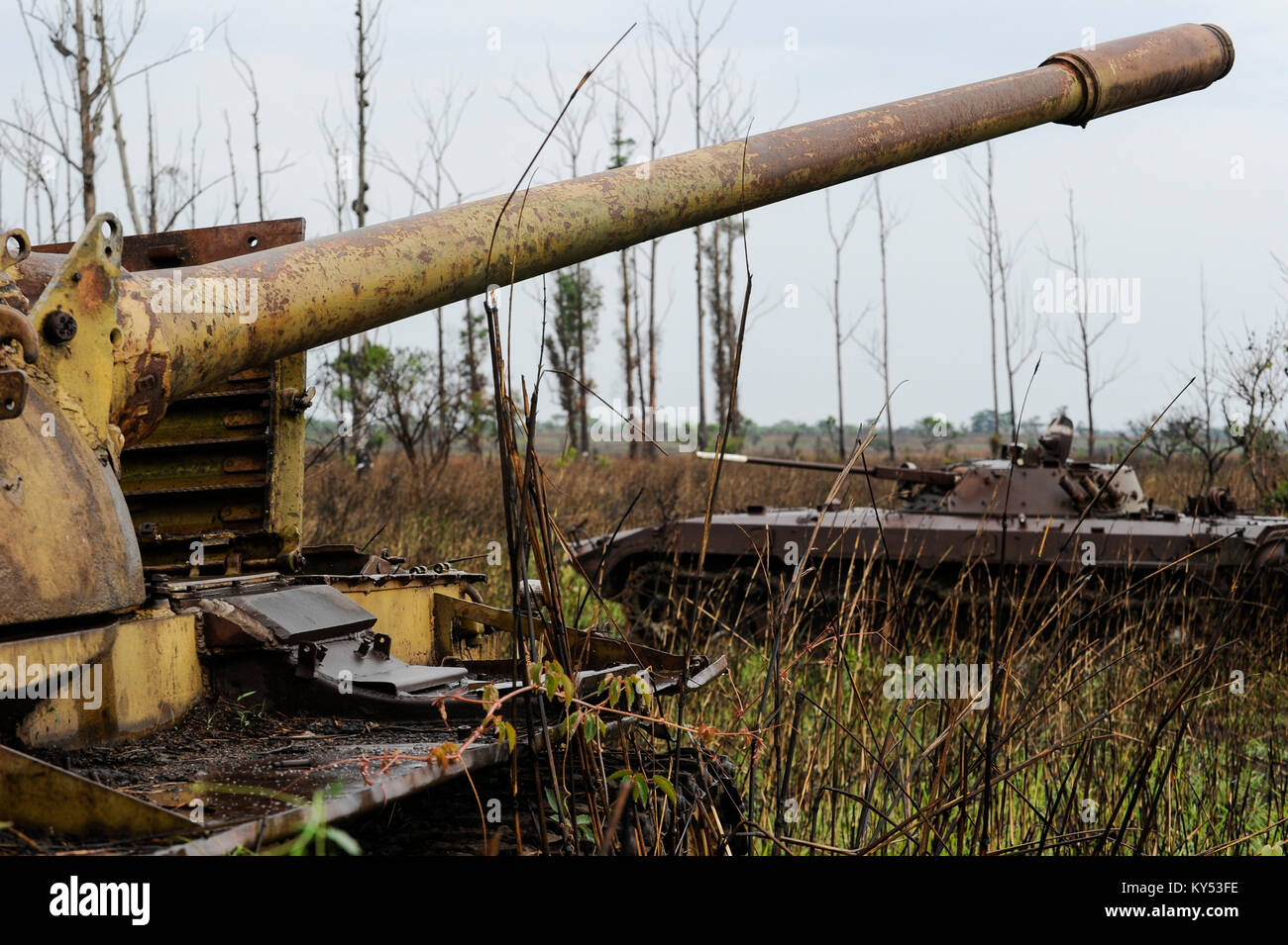ANGOLA, Kwanza Sul, Wrack des alten sowjetischen russischen Kampfpanzers T-54 und BMP-1 aus dem Bürgerkrieg zwischen MPLA und UNITA nahe Quibala, einige Gebiete verfügen über Landminen und machen Landwirtschaft unmöglich / ANGOLA, Panzerwrack aus dem Buergerkrieg 1975 - 2002 zwischen MPLA und UNITA bei Quibala, Einige Landstriche sind immer noch mint und lassen keine Landwirtschaft zu Stockfoto