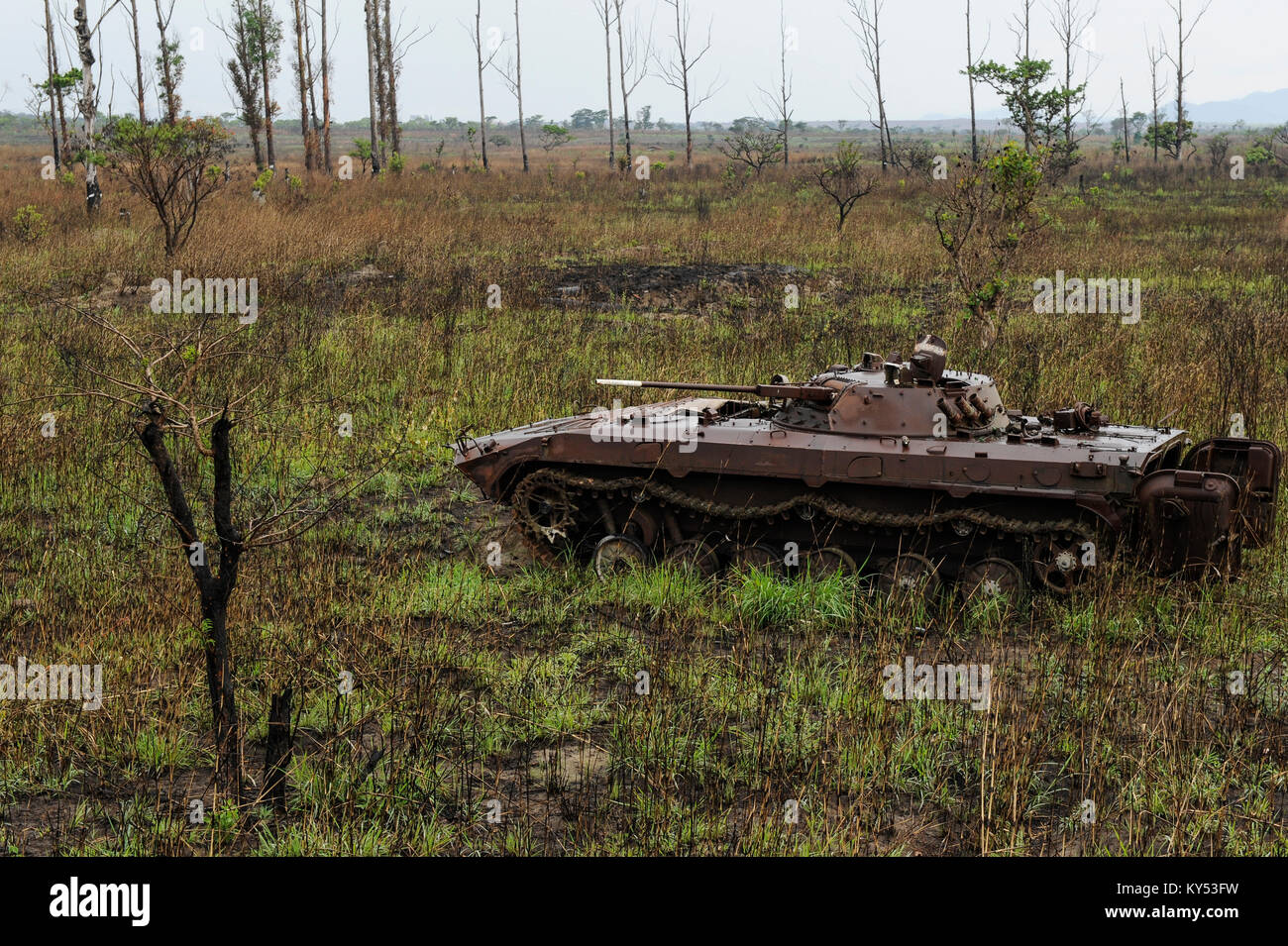 ANGOLA, Kwanza Sul, Wrack des alten sowjetischen russischen Panzers BMP-1 aus dem Bürgerkrieg zwischen MPLA und UNITA bei Quibala, einige Gebiete verfügen über Landminen und machen die Landwirtschaft unmöglich / ANGOLA, Panzerwrack aus dem Buergerkrieg 1975 - 2002 zwischen MPLA und UNITA bei Quibala, Einige Landstriche sind immer noch mint und lassen keine Landwirtschaft zu Stockfoto
