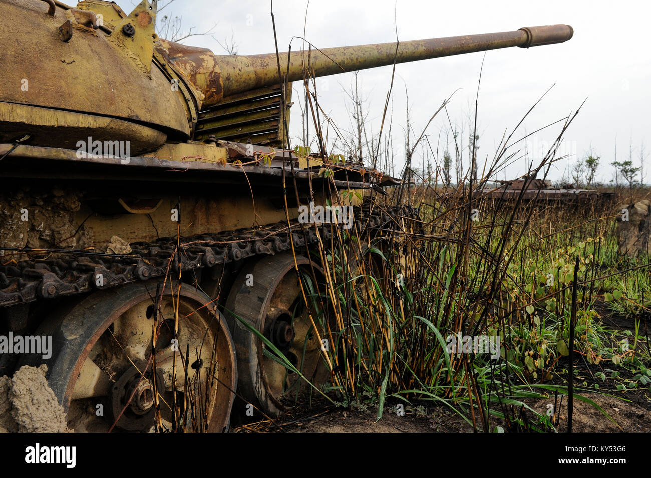 ANGOLA, Kwanza Sul, Wrack des alten sowjetischen russischen Kampfpanzers T-54 und BMO-1 aus dem Bürgerkrieg zwischen MPLA und UNITA nahe Quibala, einige Gebiete verfügen über Landminen und machen Landwirtschaft unmöglich / ANGOLA, Panzerwrack aus dem Buergerkrieg 1975 - 2002 zwischen MPLA und UNITA bei Quibala, Einige Landstriche sind immer noch mint und lassen keine Landwirtschaft zu Stockfoto