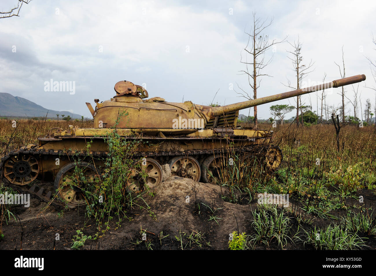ANGOLA, Kwanza Sul, Wrack des alten sowjetischen russischen Kampfpanzers T-54 aus dem Bürgerkrieg zwischen MPLA und UNITA bei Quibala, einige Gebiete verfügen über Landminen und machen die Landwirtschaft unmöglich / ANGOLA, Panzerwrack aus dem Buergerkrieg 1975 - 2002 zwischen MPLA und UNITA bei Quibala, Einige Landstriche sind immer noch mint und lassen keine Landwirtschaft zu Stockfoto