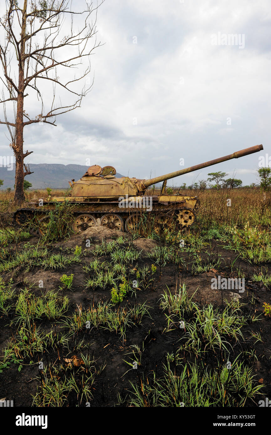 ANGOLA, Kwanza Sul, Wrack des alten sowjetischen russischen Kampfpanzers T-54 aus dem Bürgerkrieg zwischen MPLA und UNITA bei Quibala, einige Gebiete verfügen über Landminen und machen die Landwirtschaft unmöglich / ANGOLA, Panzerwrack aus dem Buergerkrieg 1975 - 2002 zwischen MPLA und UNITA bei Quibala, Einige Landstriche sind immer noch mint und lassen keine Landwirtschaft zu Stockfoto