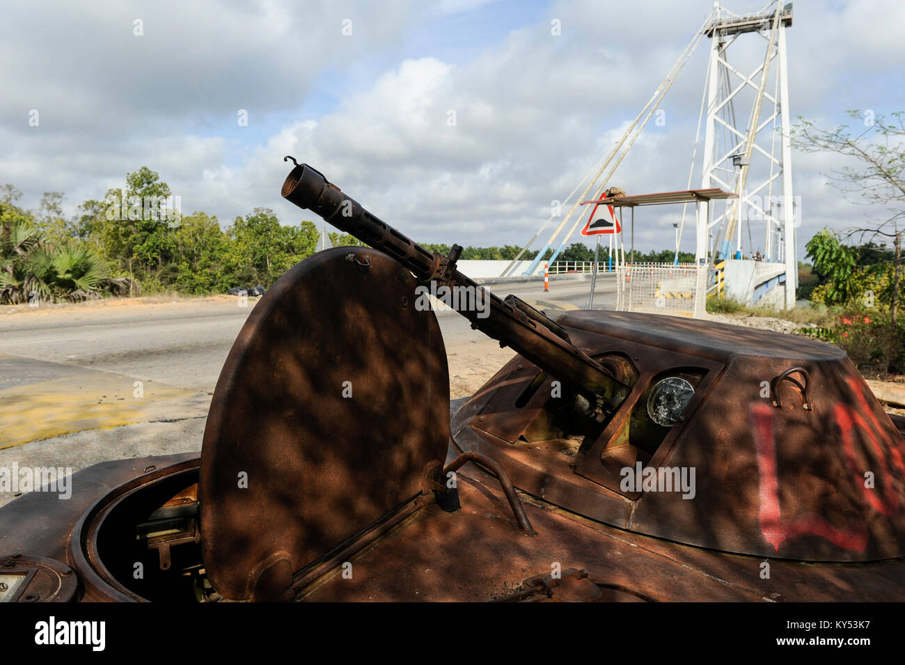 ANGOLA, Straße von Sumbe nach Luanda, Wrack eines sowjetischen russischen Kampfwagens aus dem Bürgerkrieg zwischen UNITA und MPLA 1975-2002 Stockfoto