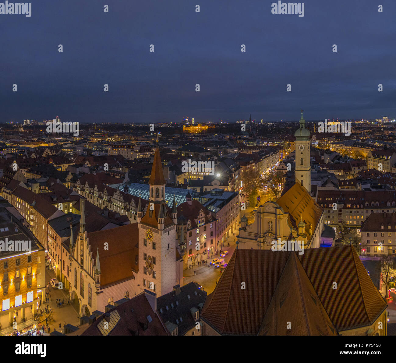 Blick auf München bei Nacht Stockfoto