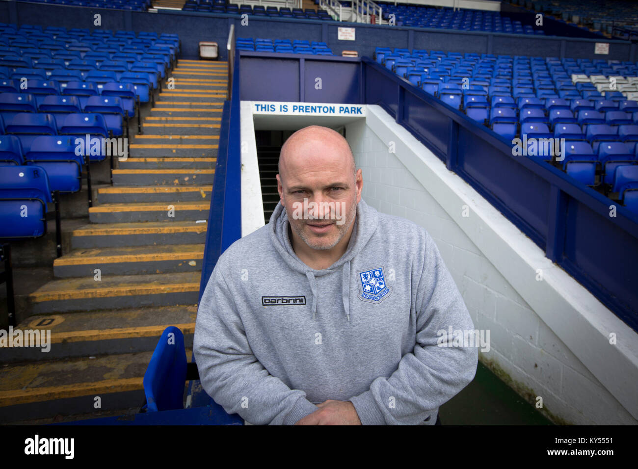 Gary Gehirn, Manager der Tranmere Rovers, dargestellt an der Football Club Prenton Park Stadion. Gehirn wurde zum Manager der Club im Sommer 2015, nach dem Abstieg in die National League. Die Rover hatten die Mitglieder der Fußball-Liga von 1921 bis zu ihrer Degradierung zum fünften England's Tier. Stockfoto