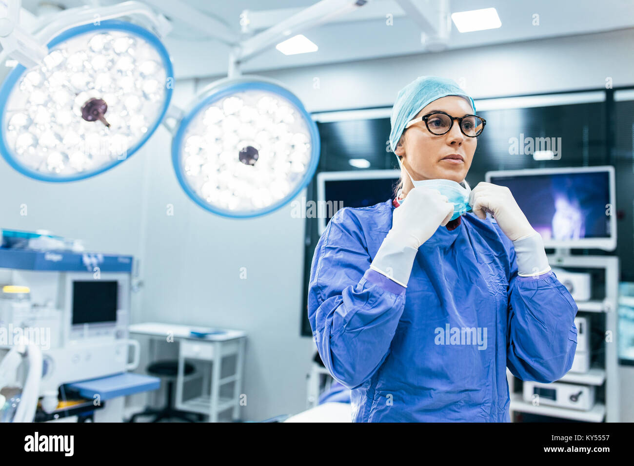 Weibliche Chirurg mit Op-Maske Op. Junge Frau Doktor in chirurgischen einheitliche im Krankenhaus operation Theater. Stockfoto