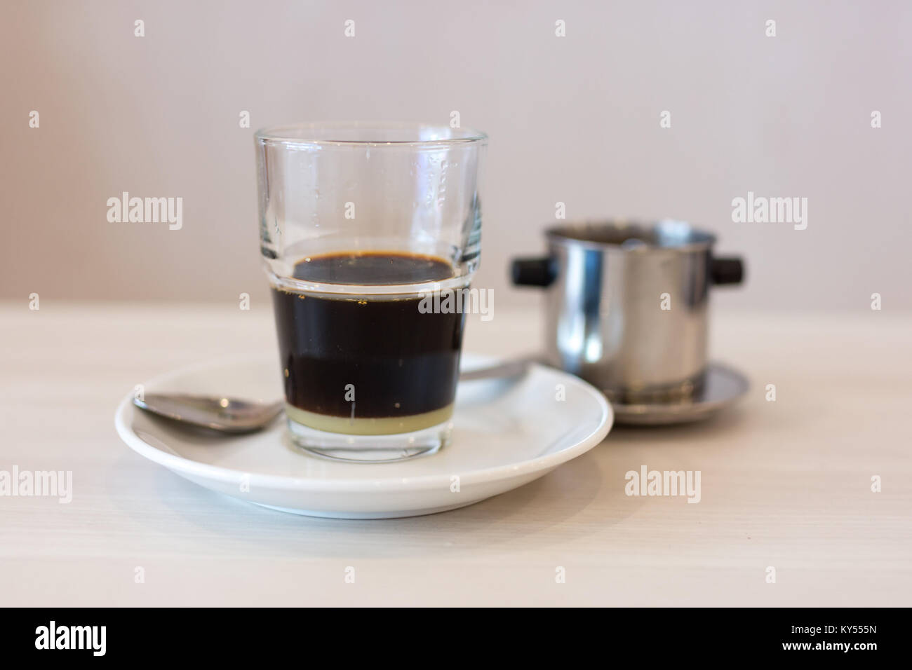Traditionellen Stil vietnamesischen Kaffee tropft in einem Glas unten mit weichen Hintergrund und Schärfentiefe. Stockfoto