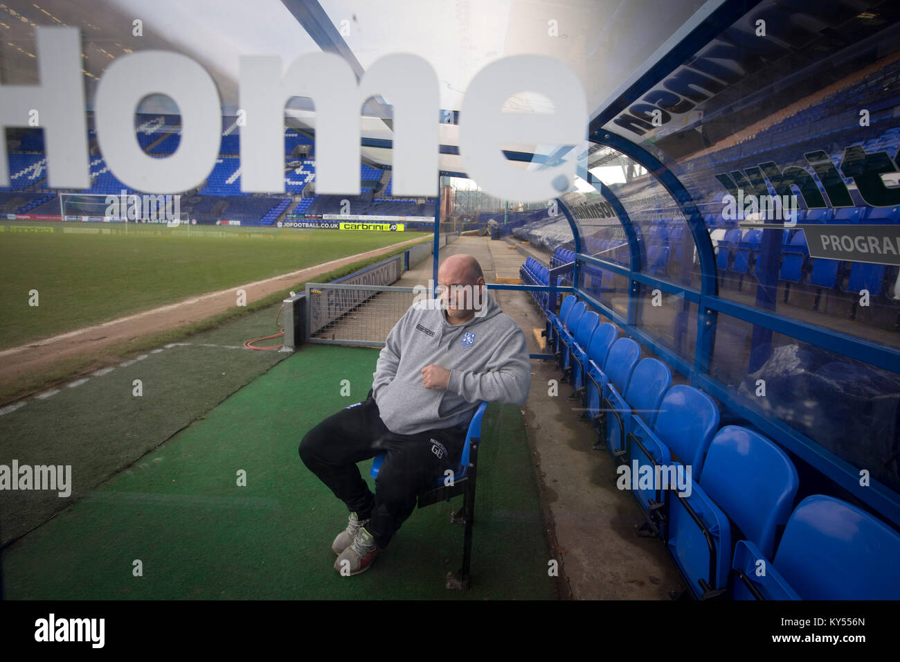 Gary Gehirn, Manager der Tranmere Rovers, dargestellt an der Football Club Prenton Park Stadion. Gehirn wurde zum Manager der Club im Sommer 2015, nach dem Abstieg in die National League. Die Rover hatten die Mitglieder der Fußball-Liga von 1921 bis zu ihrer Degradierung zum fünften England's Tier. Stockfoto