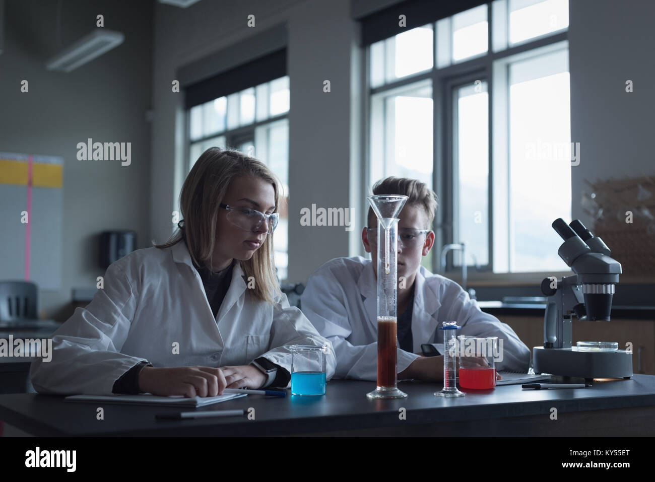 Studenten in der chemischen Experiment Stockfoto