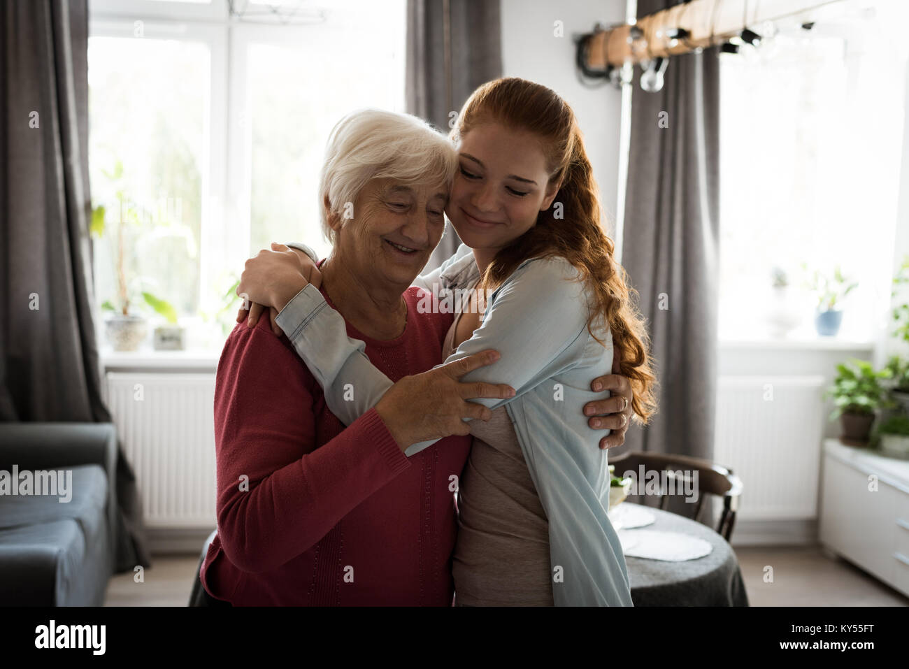 Großartige Mutter und Tochter umarmen einander Stockfoto