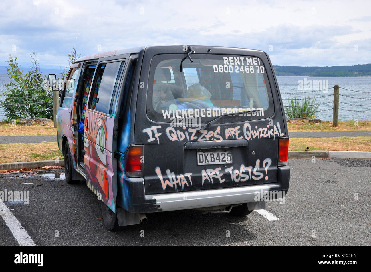 Wicked CAMPERS Wohnmobil mieten in Neuseeland betreiben Graffiti bedeckt  Reisemobile und Wohnmobile. Comic Slogan. Lake Taupo Stockfotografie - Alamy