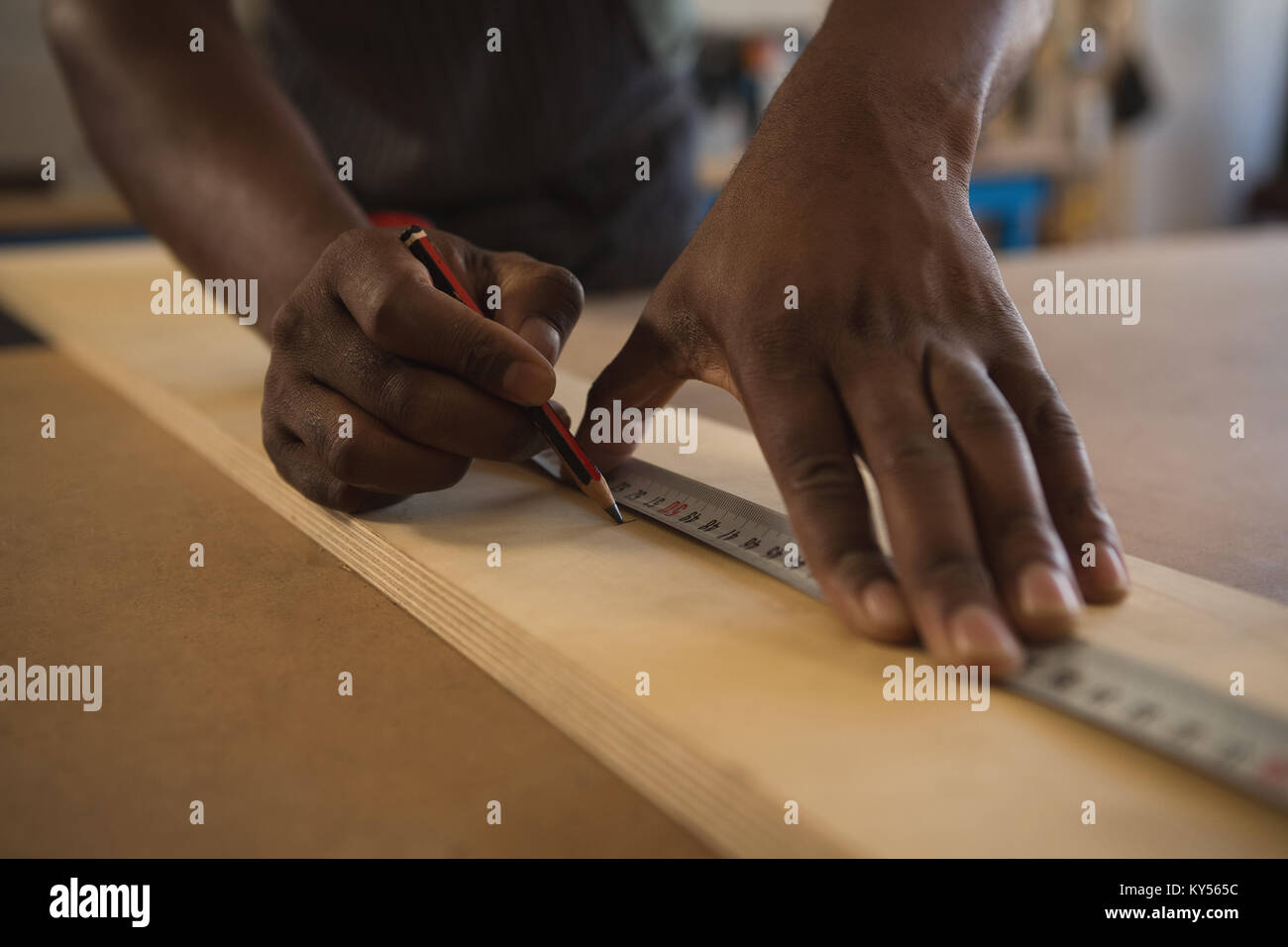 Den mittleren Abschnitt der Tischler messen Holzbrett mit Skala Stockfoto