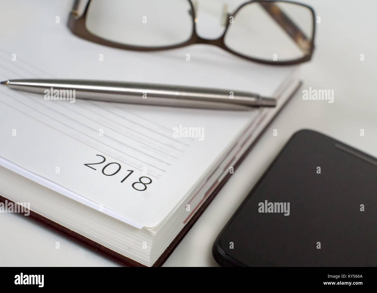 Neues Jahr 2018 Office Organizer Kalender und Splitter Kugelschreiber. Selektiver Fokus Stockfoto