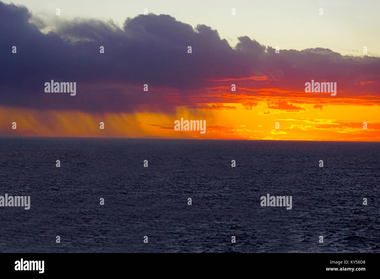 Regen Squall blockieren Teil der Sonnenuntergang im südlichen Atlantik. Stockfoto