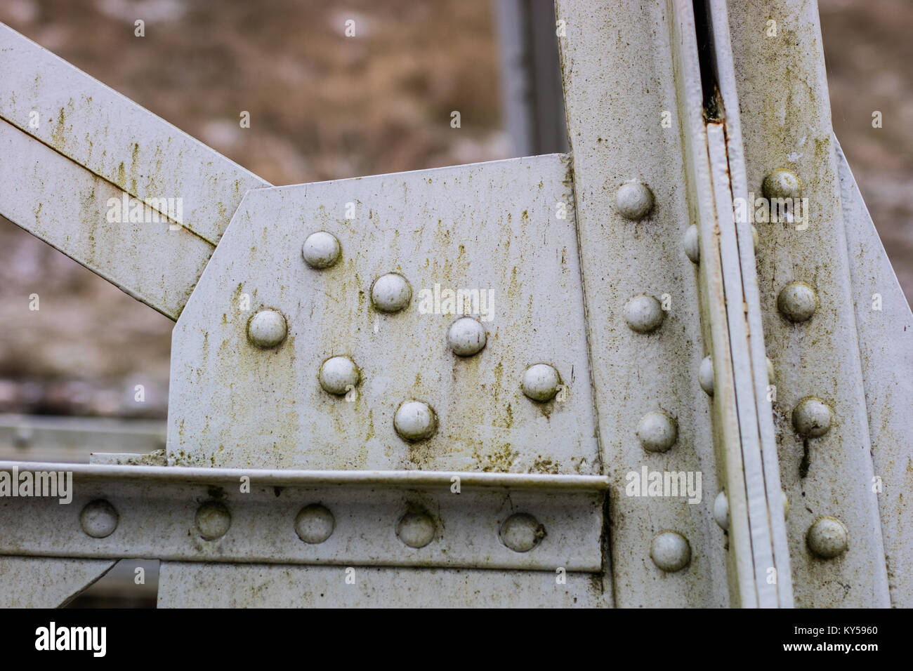 Stahlbau, Gitter durch eine alte Methode für Nieten verbunden. Truss in die  alte Brücke durch Nieten auf dem Fluss verbunden. Winterlandschaft  Stockfotografie - Alamy