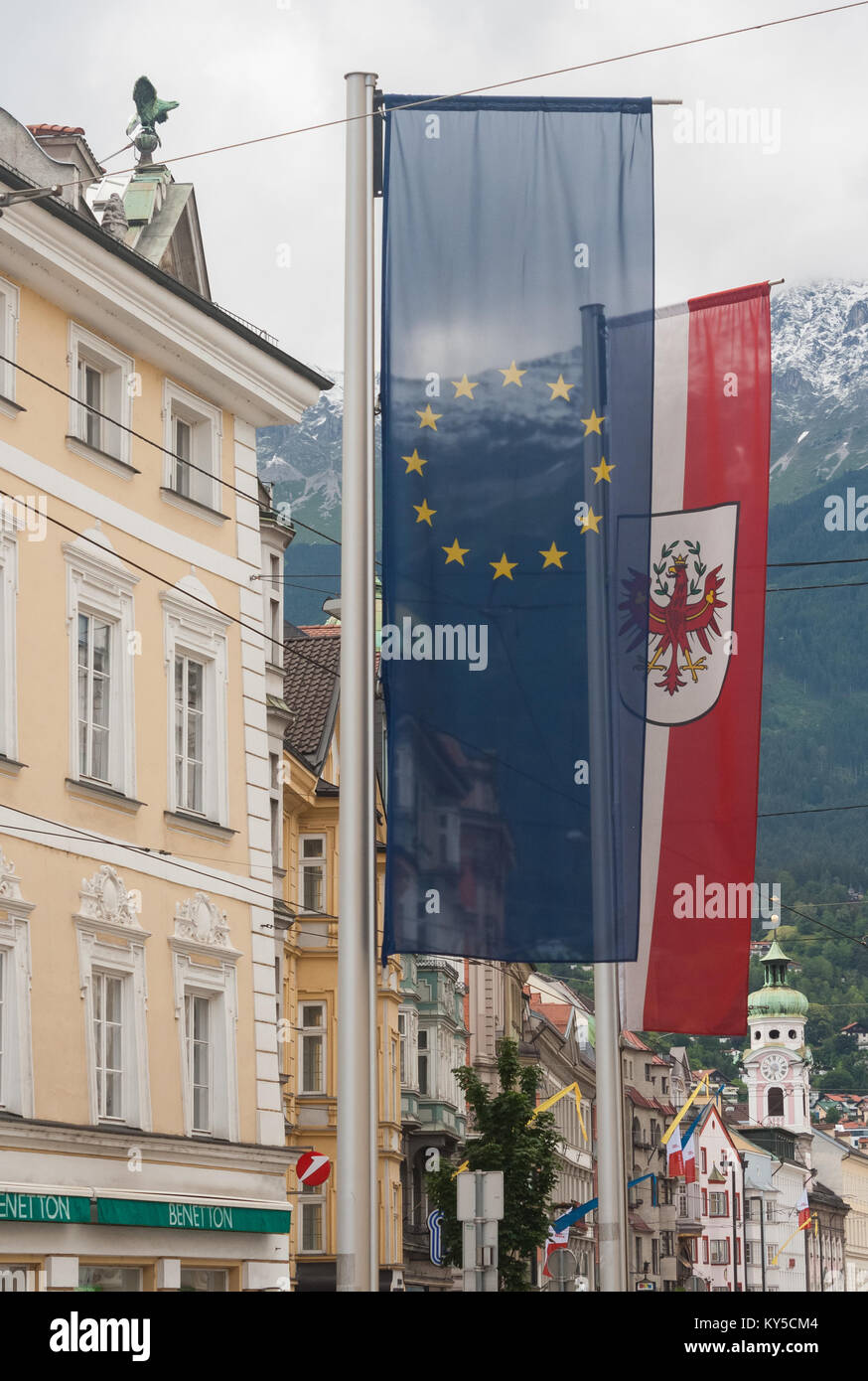 EU und Österreichischen Flaggen in Innsbruck, Österreich Stockfoto