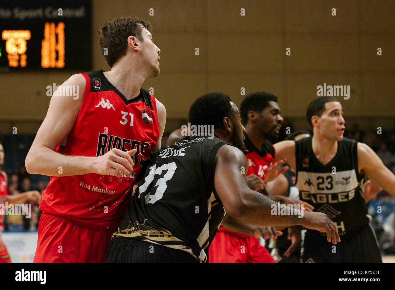 Newcastle upon Tyne, Großbritannien. 12. Januar 2018. Andy Thomson, Darius Defoe, T Wright und Kai Williams spielen für Newcastle Adler, in Schwarz und Leicester Reiter, in Rot, in der British Basketball League. Credit: Colin Edwards/Alamy leben Nachrichten Stockfoto