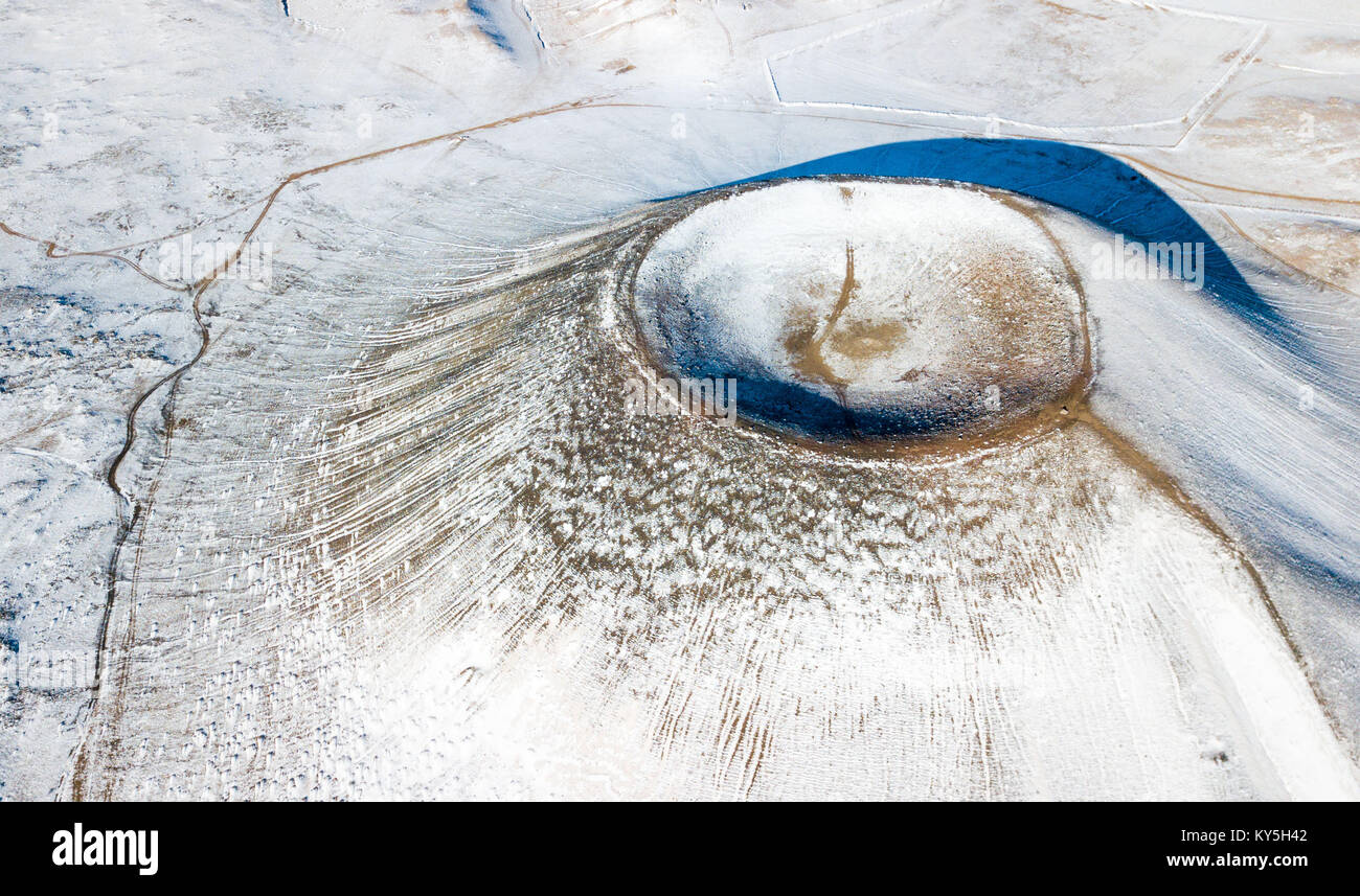 Hohhot. 13 Jan, 2018. Foto auf Jan. 13, 2018 zeigt den Vulkan Nr. 5 durch Schnee am Ulan Hada Vulkan Gruppe behandelt im Norden Chinas Autonome Region Innere Mongolei. Der Ulan Hada Vulkan Gruppe während der Holocene Epoche ausbrach (Beginn ca. über 10.000 Jahren). Credit: Lian Zhen/Xinhua/Alamy leben Nachrichten Stockfoto