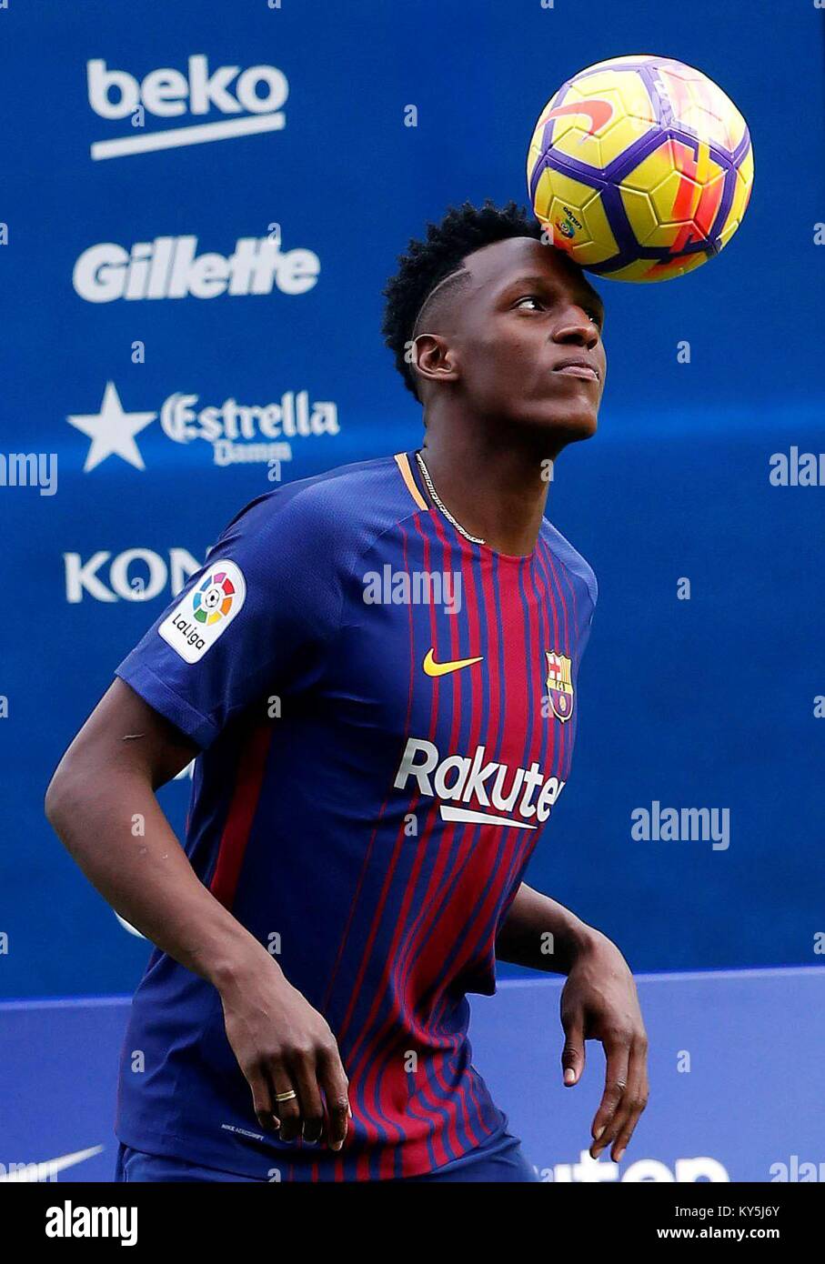 Kolumbianischer Fussballspieler Yerry Mina Ist Bei Seiner Prasentation Als Neuer Spieler Des Fc Barcelona Im Camp Nou Stadion In Barcelona Spanien 13 Januar 2018 Gesehen Efe Alberto Estevez Stockfotografie Alamy