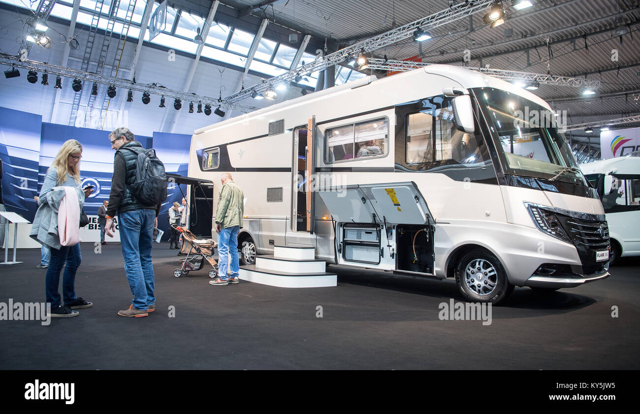 Stuttgart, Deutschland. 13 Jan, 2018. Besucher vor der Firma Niesmann  Bischoff an der Caravan, Motor und Touristik (CMT) in Stuttgart,  Deutschland, 13. Januar 2018. Über 2000 caravan Hersteller und Anbieter  präsentieren ihre