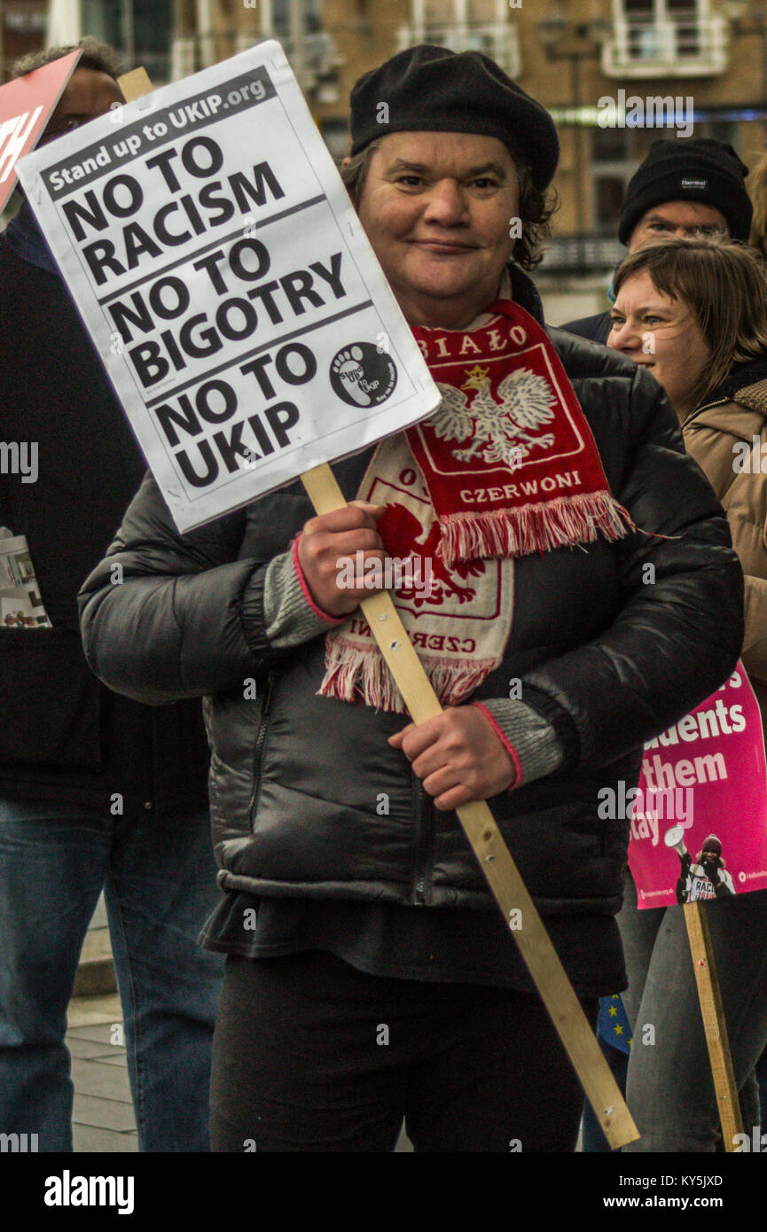Cardiff, Großbritannien. 13. Januar, 2018. Gegen Demonstranten sind als eine kleine Zahl von Mitgliedern der Gruppe machen Großbritannien große wieder außerhalb der Nationalversammlung von Wales in Cardiff am Samstag, den 13. Januar versammelt gesehen. Sie hatten erwartet, durch den Führer der UKIP Wales Neil Hamilton und Gareth Bennett bin, die erwartet wurden, zu sprechen kam, aber sie sind nicht für die Veranstaltung zur Unterstützung der Brexit. Stattdessen wurden sie von einem Zähler Protest von etwa hundert Menschen organisiert durch Stehen bis zum Rassismus Wales met. Quelle: Jim Holz/Alamy leben Nachrichten Stockfoto