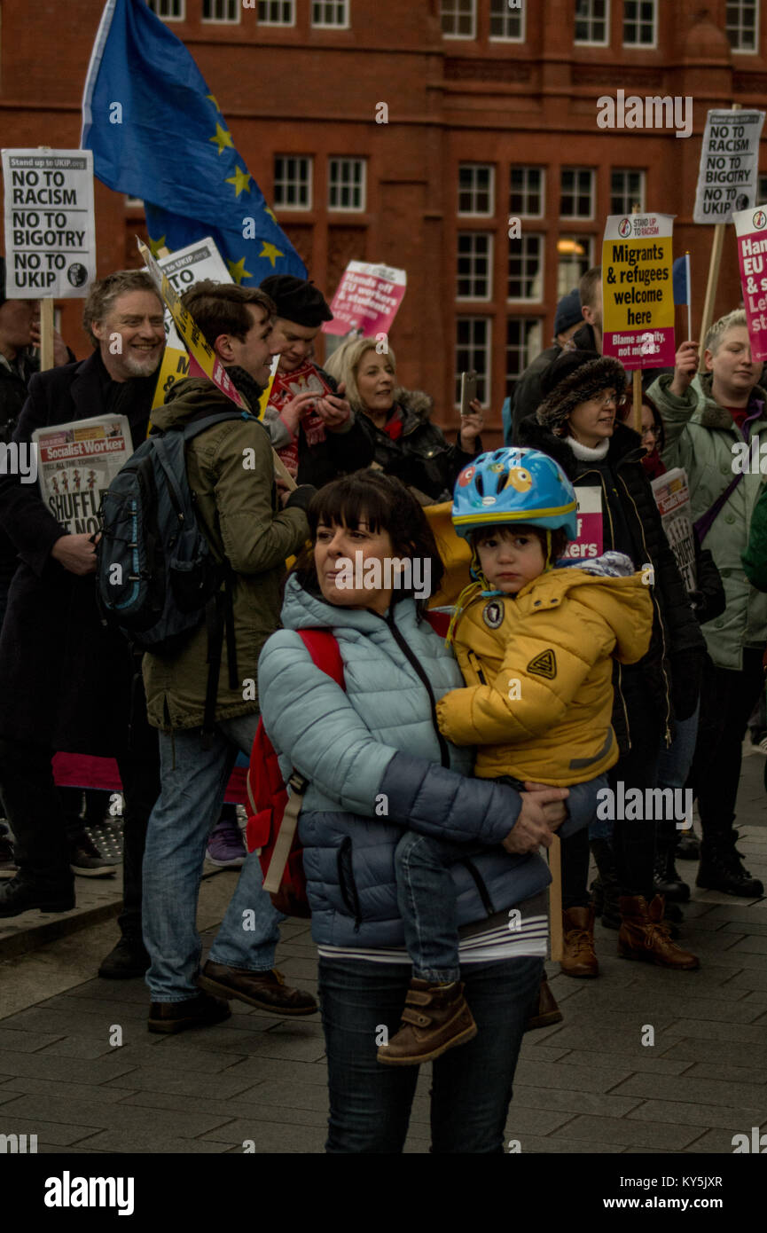 Cardiff, Großbritannien. 13. Januar, 2018. Gegen Demonstranten sind als eine kleine Zahl von Mitgliedern der Gruppe machen Großbritannien große wieder außerhalb der Nationalversammlung von Wales in Cardiff am Samstag, den 13. Januar versammelt gesehen. Sie hatten erwartet, durch den Führer der UKIP Wales Neil Hamilton und Gareth Bennett bin, die erwartet wurden, zu sprechen kam, aber sie sind nicht für die Veranstaltung zur Unterstützung der Brexit. Stattdessen wurden sie von einem Zähler Protest von etwa hundert Menschen organisiert durch Stehen bis zum Rassismus Wales met. Quelle: Jim Holz/Alamy leben Nachrichten Stockfoto