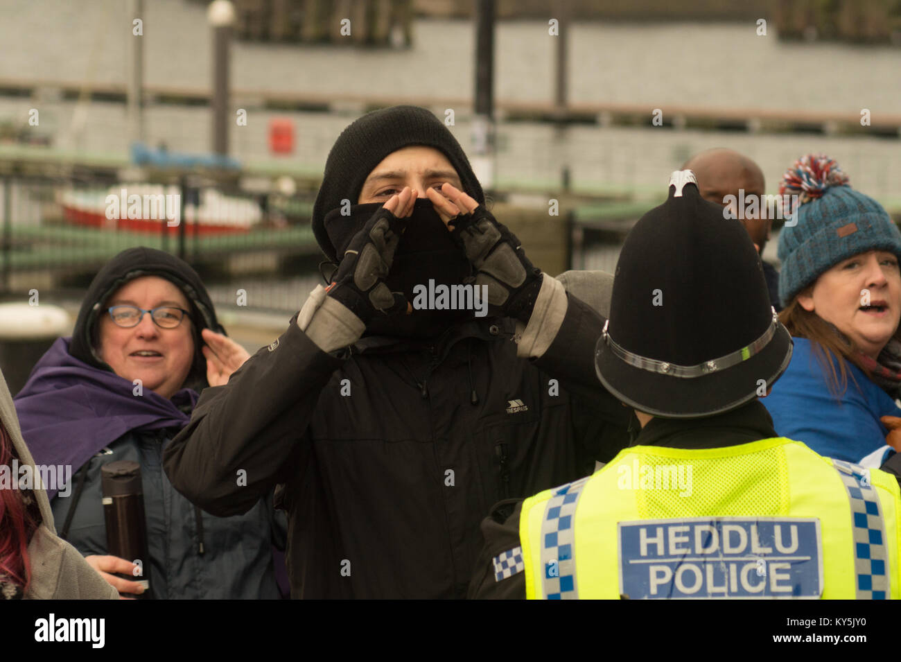Cardiff, Großbritannien. 13. Januar, 2018. Gegen Demonstranten sind als eine kleine Zahl von Mitgliedern der Gruppe machen Großbritannien große wieder außerhalb der Nationalversammlung von Wales in Cardiff am Samstag, den 13. Januar versammelt gesehen. Sie hatten erwartet, durch den Führer der UKIP Wales Neil Hamilton und Gareth Bennett bin, die erwartet wurden, zu sprechen kam, aber sie sind nicht für die Veranstaltung zur Unterstützung der Brexit. Stattdessen wurden sie von einem Zähler Protest von etwa hundert Menschen organisiert durch Stehen bis zum Rassismus Wales met. Quelle: Jim Holz/Alamy leben Nachrichten Stockfoto