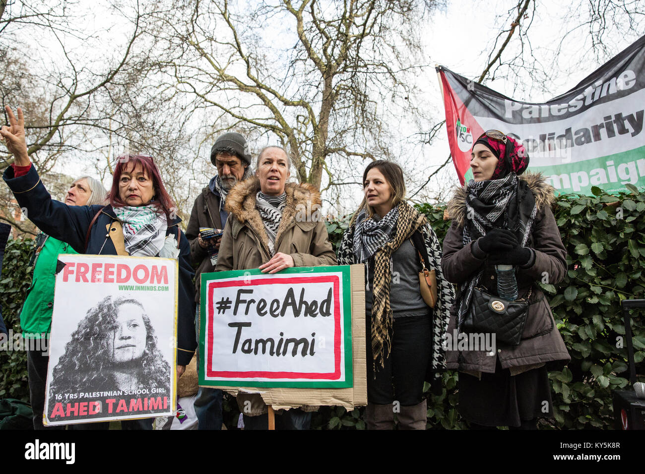 London, Großbritannien. 13 Jan, 2018. Pro-Palestinian Aktivisten protestieren vor der US-Botschaft für die Freigabe durch die israelischen Behörden des 16-jährigen Ahed Tamimi, aus dem Dorf der Nabi Saleh in der West Bank. Ahed Tamimi zurückgehalten wurde von israelischen Soldaten bei einer Razzia auf das Haus ihrer Familie bei 4 am 19. Dezember bin. Ahed's Mutter, Nariman, und Cousin Nour haben auch festgenommen worden. Credit: Mark Kerrison/Alamy leben Nachrichten Stockfoto