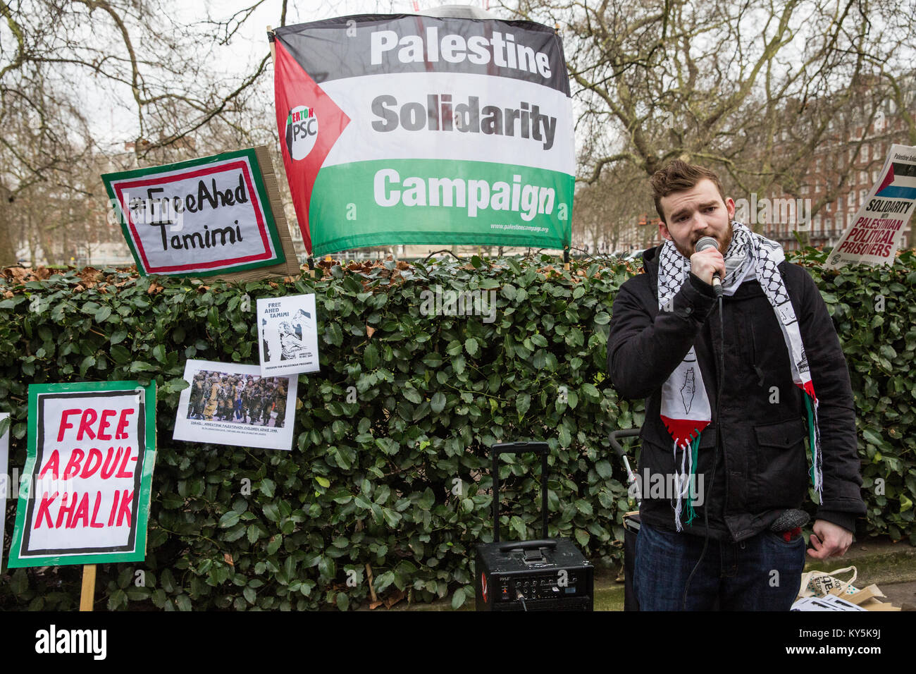 London, Großbritannien. 13 Jan, 2018. Ein pro-palästinensischen Aktivisten vor Kurzem von der West Bank zurückgegebenen Adressen ein Protest vor der US-Botschaft für die Freigabe durch die israelischen Behörden des 16-jährigen Ahed Tamimi, aus dem Dorf der Nabi Saleh in der West Bank. Ahed Tamimi zurückgehalten wurde von israelischen Soldaten bei einer Razzia auf das Haus ihrer Familie bei 4 am 19. Dezember bin. Ahed's Mutter, Nariman, und Cousin Nour haben auch festgenommen worden. Credit: Mark Kerrison/Alamy leben Nachrichten Stockfoto