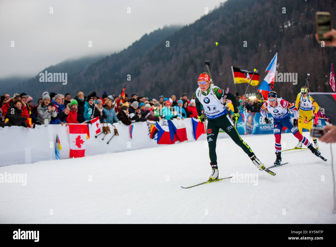 Ruhpolding, Deutschland. 13 Jan, 2018. Deutschland, Ruhpolding - Januar 13, 2017. Laura Dahlmeier von Deutschland (1, 4) Während der Frauen 4x6 km Staffel Wettbewerb an der BMW IBU Weltcup Biathlon in Ruhpolding gesehen. (Foto: Gonzales Foto/Alamy leben Nachrichten Stockfoto