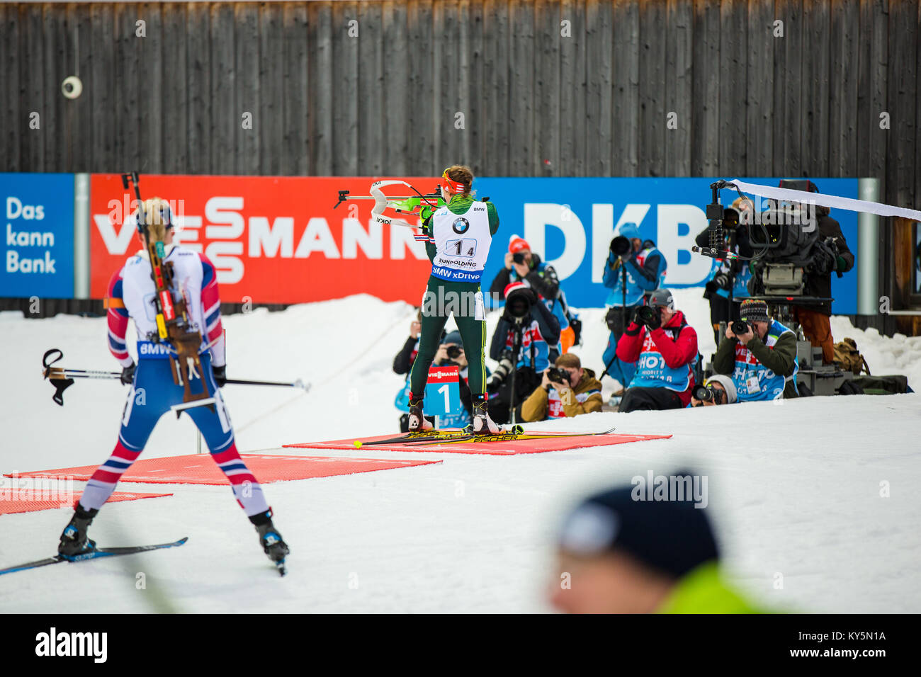 Ruhpolding, Deutschland. 13 Jan, 2018. Deutschland, Ruhpolding - Januar 13, 2017. Laura Dahlmeier von Deutschland (1, 4) Während der Frauen 4x6 km Staffel Wettbewerb an der BMW IBU Weltcup Biathlon in Ruhpolding gesehen. (Foto: Gonzales Foto/Alamy leben Nachrichten Stockfoto