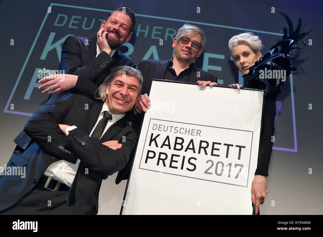 Preisträger am Deutscher Kabarett-Preis 2017 (Deutsche Kabarett Awards) Zeremonie in der tafelhalle in Nürnberg, Deutschland, 13. Januar 2018. Cabarett-Duo ONKeL fISCH, Adrian Engels und Markus Riedinger, (l-r, Special Award), Künstler Mathias Tretter (Hauptpreis) und Österreichischer kabaret Interpret Lisa Eckhart (Foerderpreis Award). Tretter gewann den Hauptpreis 6.000 Euro wert. Foto: Daniel Karmann/dpa Stockfoto
