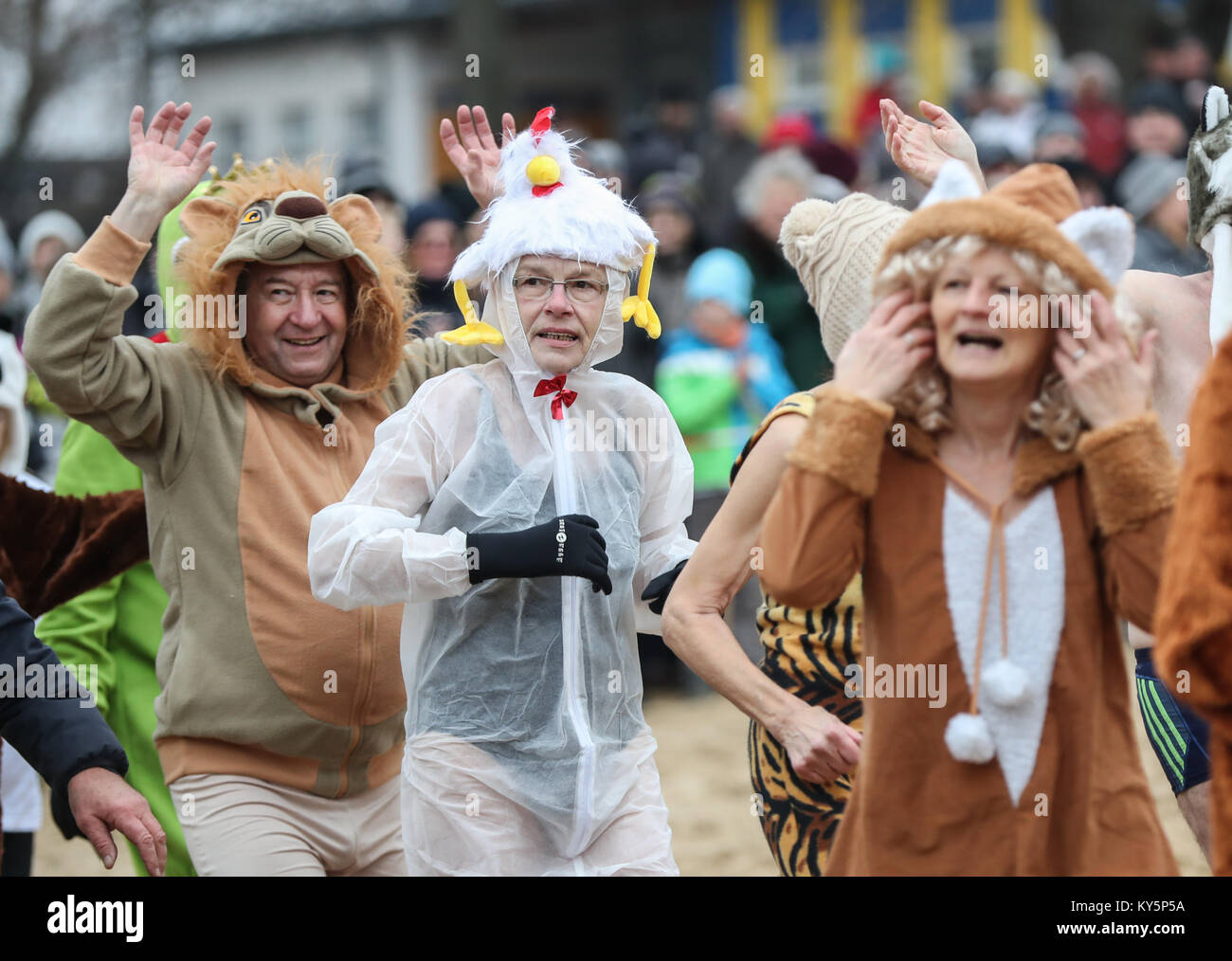 Berlin, Deutschland. 13 Jan, 2018. Die Teilnehmer besuchen im Winter schwimmen Karneval am Oranke See, Nordosten Berlin, Deutschland, Jan. 13, 2018. Über 100 Winter schwimmen Enthusiasten und mehr als 1.000 Besucher waren im Winter schwimmen Karneval hier am Samstag angezogen. Credit: Shan Yuqi/Xinhua/Alamy leben Nachrichten Stockfoto