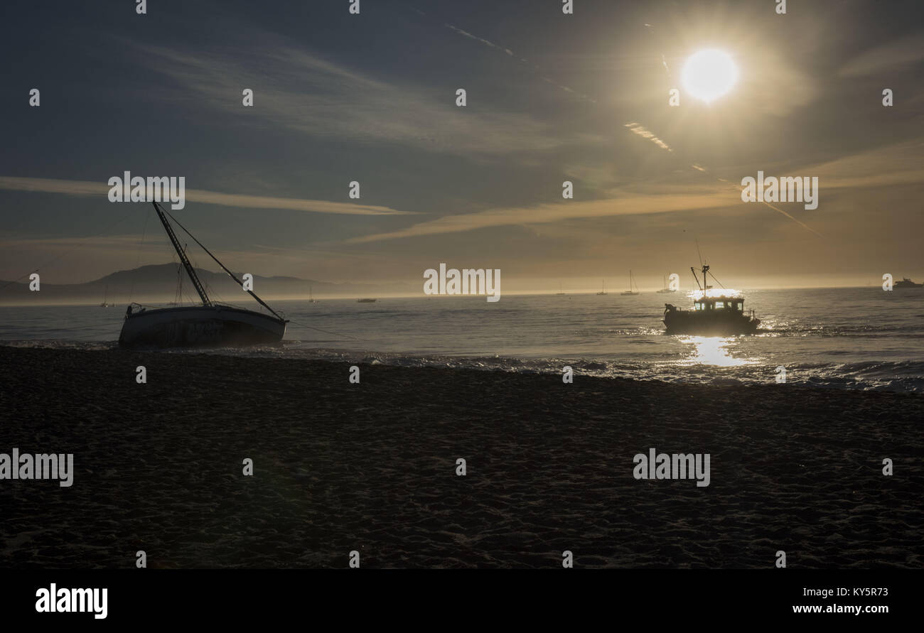 Santa Barbara, Kalifornien, USA. 13 Jan, 2018. Ein Schiff unterstützen Boot führt eine Wiederherstellung auf einem Segelboot, die frühen Dienstag Strände nach einem schweren Sturm in der Gegend kam. Credit: Erick Madrid/ZUMA Draht/Alamy leben Nachrichten Stockfoto
