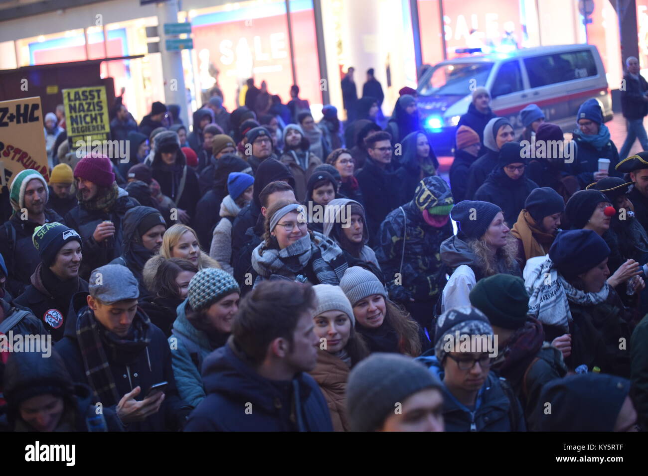 Wien, Österreich. 13 Jan, 2018. Die Polizei bewacht den Protestzug durch Wiens Haupteinkaufsstraße während einer Demonstration gegen die Regierung. Credit: Vincent Sufiyan/Alamy leben Nachrichten Stockfoto