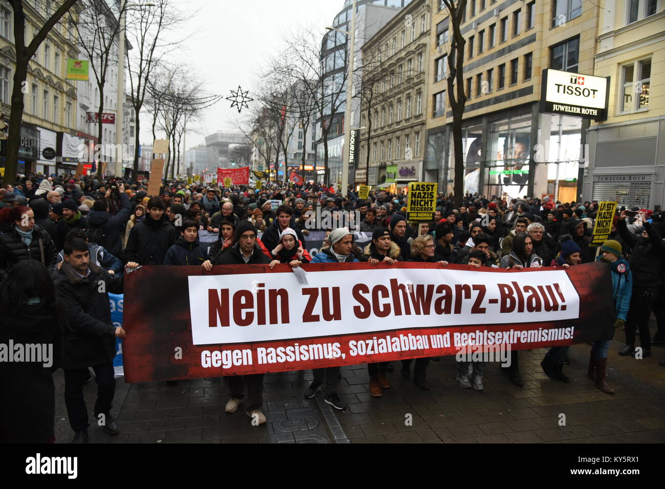 Wien, Österreich. 13 Jan, 2018. regierungsfeindlichen Demonstranten tragen ein Banner durch Wiens größter Einkaufsstraße. Credit: Vincent Sufiyan/Alamy leben Nachrichten Stockfoto