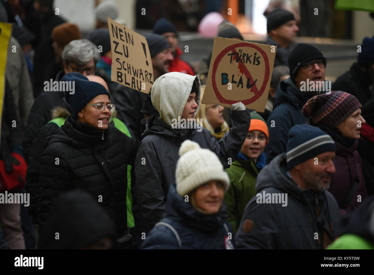 Wien, Österreich. 13 Jan, 2018. Demonstranten in Wiens Haupteinkaufsstraße marschieren während einer Demonstration gegen die Regierung. Credit: Vincent Sufiyan/Alamy leben Nachrichten Stockfoto