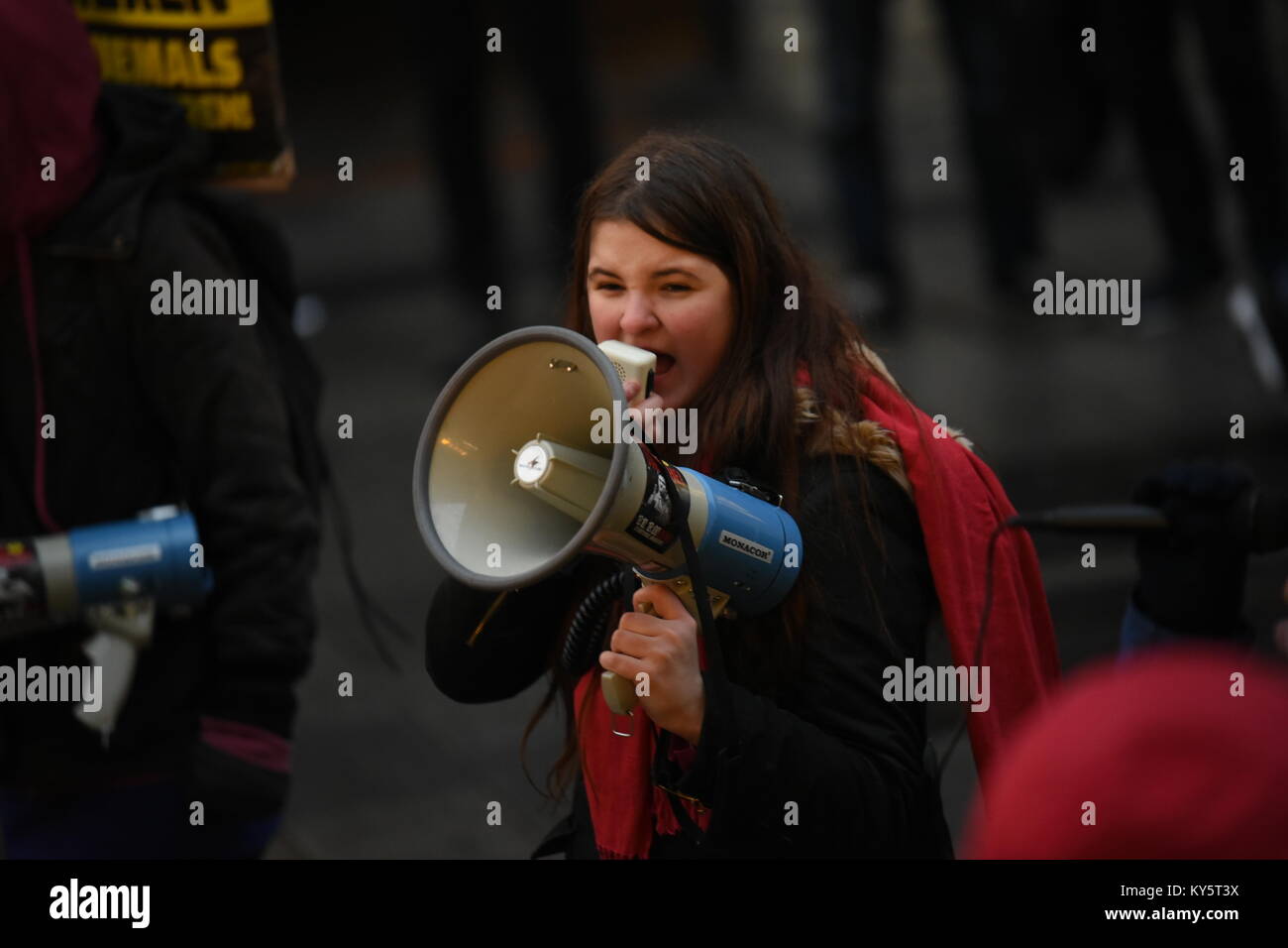 Wien, Österreich. 13 Jan, 2018. demonstrant Singen in ein Megaphon während einer Demonstration gegen die Regierung. Credit: Vincent Sufiyan/Alamy leben Nachrichten Stockfoto